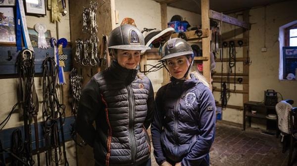 Caroline Backman och Kristina Lundmark Bakken tycker det känns obehagligt att vara i stallet nu.