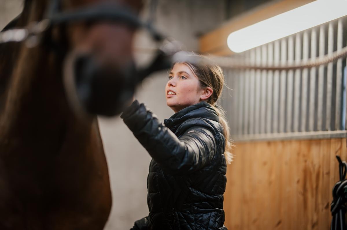 Jennifer Lindvall förbereder för ett träningspass med 2M2 Rarity. Foto: Ida Lindemann