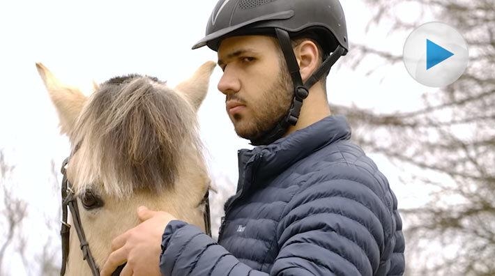 Yasin är blind och kom som flykting till Sverige från Syrien för sju år sedan. Mötet med ridläraren Sara för tre år sedan förändrade hans liv.