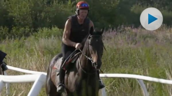 Ron Thomson, 79 år, rider varje dag