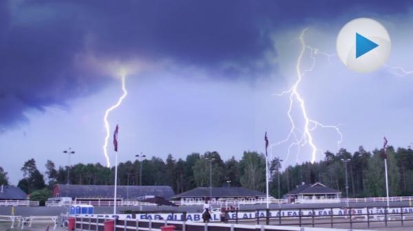 När åskovädret kom till tävlingarna på Sundbyholm: "Vill du rida?"