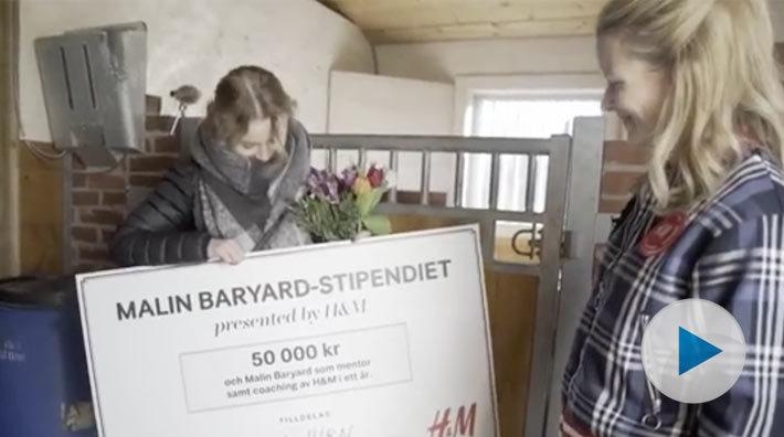 Malin Baryard överraskar stipendiaten Cora Hirn