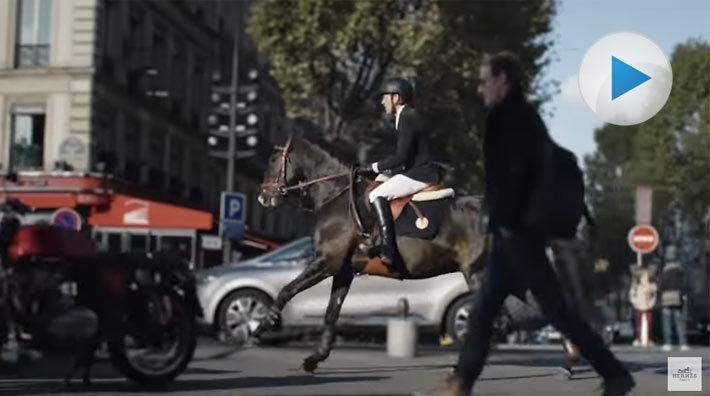 Simon Delestre rider i full galopp – genom centrala Paris