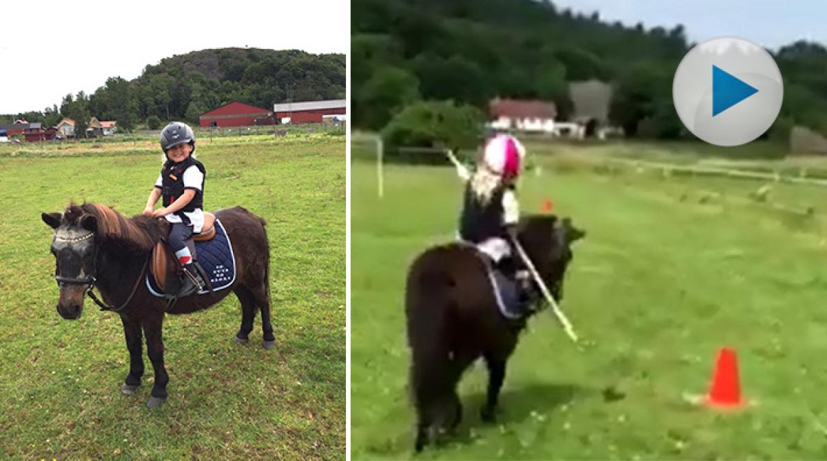 Embla, 3 år rider gymkhana och ”kan själv”