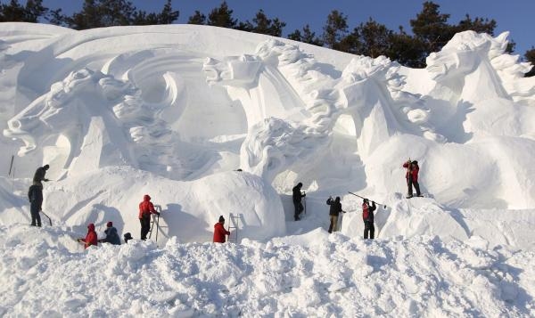 Gigantiska hästskulpturer i snö