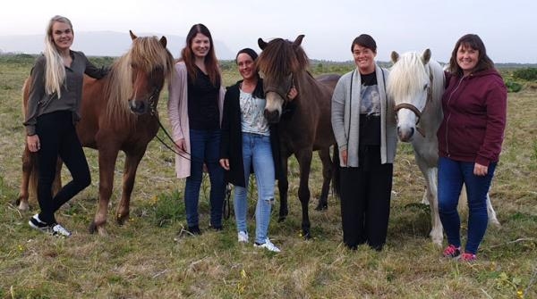 Emelie Staffansdotter, hästen Rán, Ida Grundberg, Jessica Dahlgren, hästen Nátthrafn, Emma Gullbrandson, hästen Árni och Therese Sundberg. Från Svinglorna saknas Åsa Ljungberg och Elin Moqvist på bild...