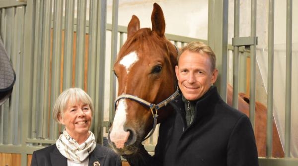 Generalsekreteraren för den beridna högvakten, Lena Linn, tillsammans med fyrbenta och tvåbenta Fredricson.