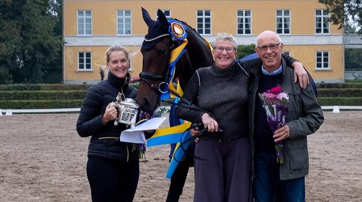 Moa Halling, Lena Nyström och Carl-Johan Persson, glada ägare och uppfödare till stoet Vita. Foto: Photonyfilipjena