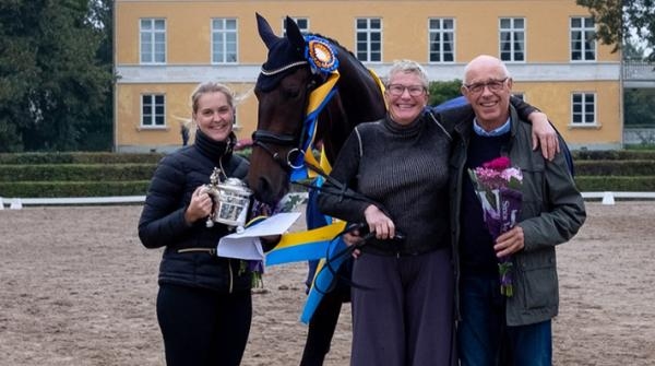 Moa Halling, Lena Nyström och Carl-Johan Persson, glada ägare och uppfödare till stoet Vita. Foto: Photonyfilipjena