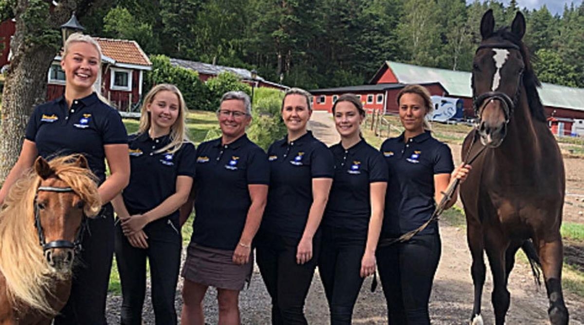 Stark uppställning från Skogslotten: Ponnyn Selin, Johanna Rapp, Hanna Spångberg, Sussanne Pedersen Almqvist, Therese Sköldebäck, Stina Modig, Camilla Tholf och hästen Primo. Foto: Skogslottens RF