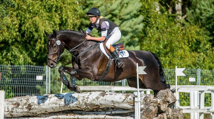 Nathalie och Cold Play Q under terrängdelen av huntingbanan.