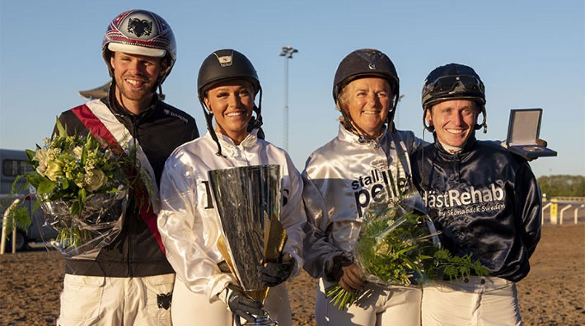 Klara Hammarström, med pokalen, blev den första vinnaren av Hästarnas mästare. Adrian Kolgjini, Maria Gretzer och Fredrik Janetzky fick nöja sig med platserna bakom. Foto: Stefan Olsson/Svensk Galopp