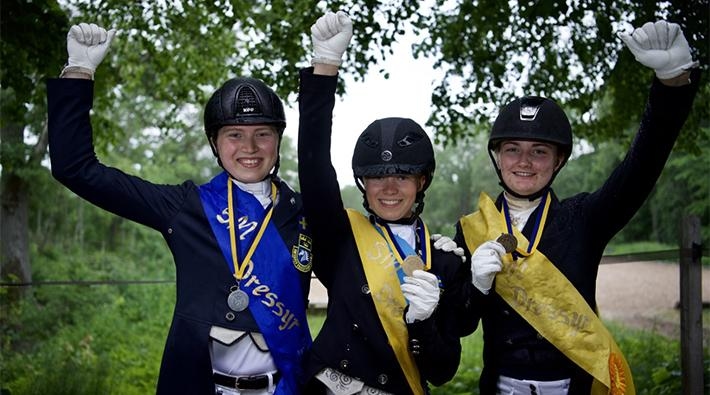 Årets medaljtrio för unga ryttare. Foto: Haide Westring