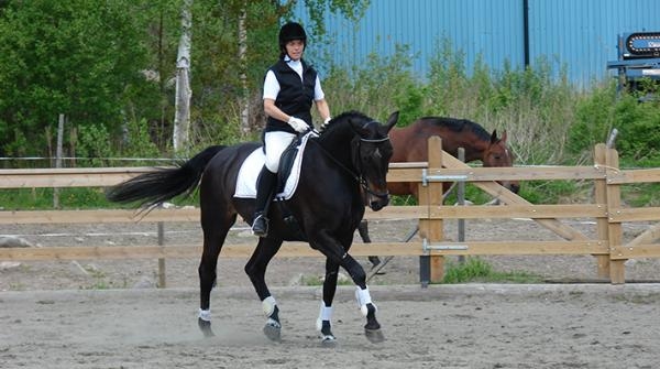 Hannah och Annicka rider fram till tävling för några år sedan.