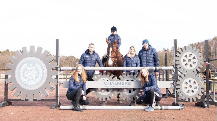 Det är många involverade i Chalmers-hindret. Från vänster: Pontus Ljungqvist, Isabelle Backman på hästen Endola HB, Amanda Salfjord och Magnus Karlsteen. Framför hindret Alexandra Elisson och Ellen Be...