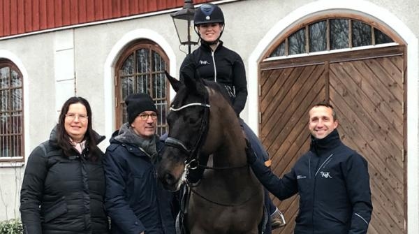 Kristian tillsammans med eleven Lina Dolk, Grand Prix-hästen Languedoc och hästens ägare. Foto: Privat