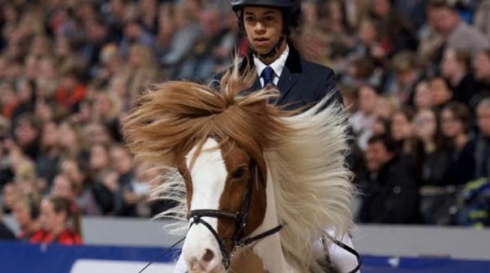 Jamila Berg är en av de svenska ryttare som rider världscuppremiären i tölt.