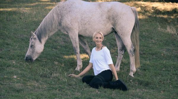 Hon byggde yogastudio i stallet: "Yogan gör skillnad även i ridningen"