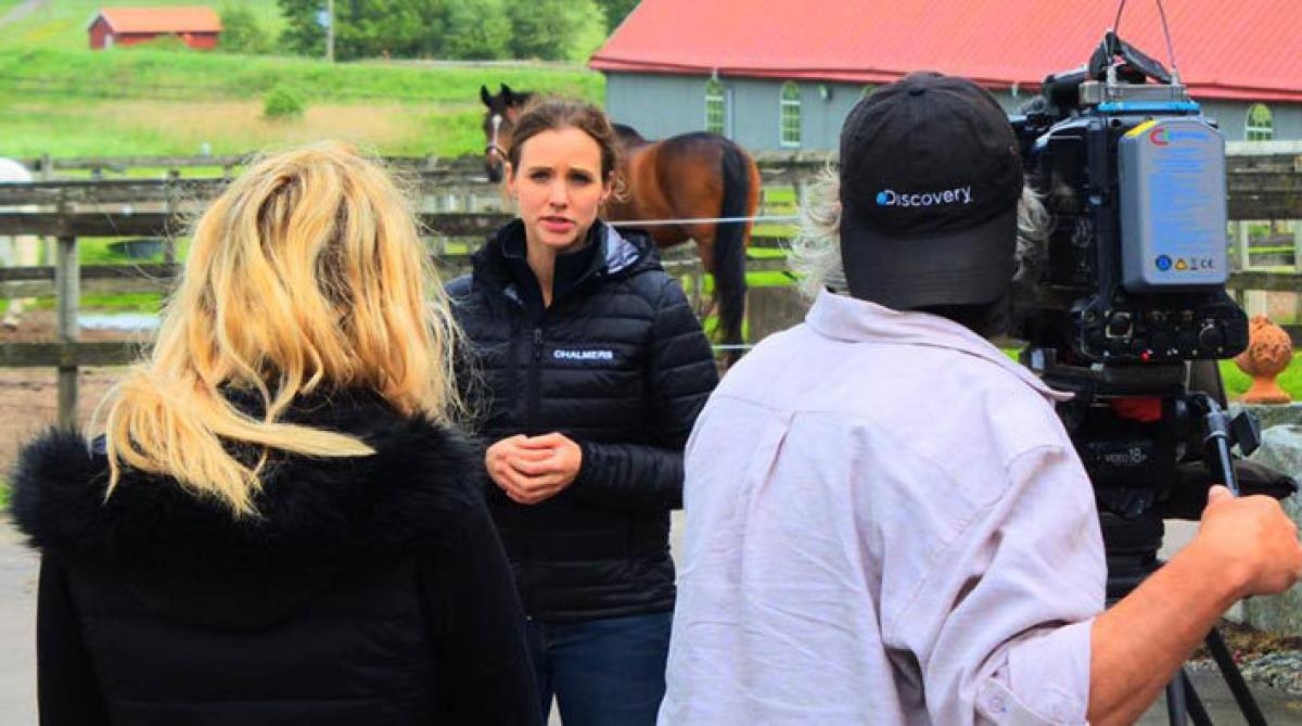 <i>Veterinär Åsa Hinton intervjuas av Discovery Channel. Foto: Magnus Karlsteen</i>