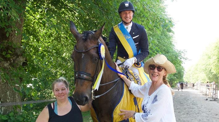 Patrik Kittel och Deja flankerade av hästskötaren Marie och Dejas ägare Marie Haward.