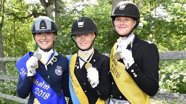 Medaljtrion i SM för unga ryttare – Evelina Söderström, Cecilia Berglund Bergåkra och Sofie Andersson.