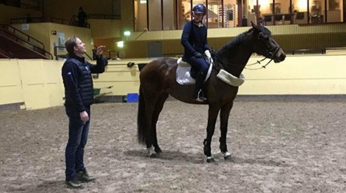 Fredrik instruerar Hanna Berg, som sitter på Elisabeth Perssons Bofey Toscana.