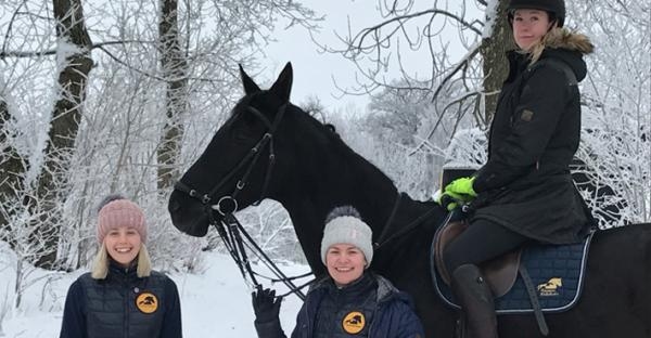 Elin Fernqvist, Emma Kåbring och Anne-Maaria Peltonen på Hamre ridskola.