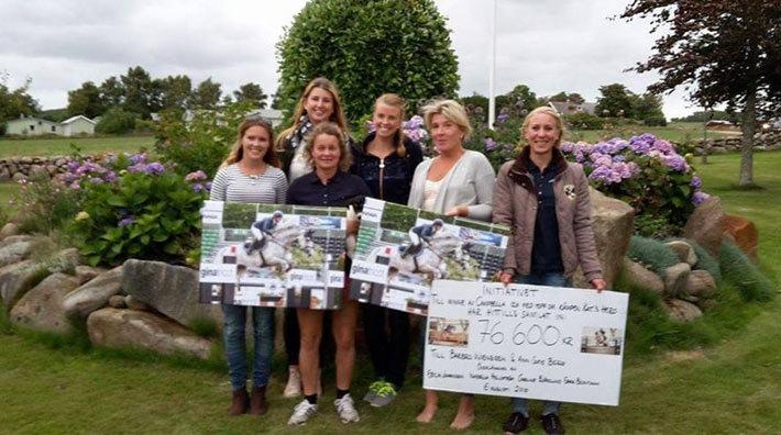 <i>Barbro Wiengren och Ann-Sofie Berg får tavlor och "check" av vännerna.</i>