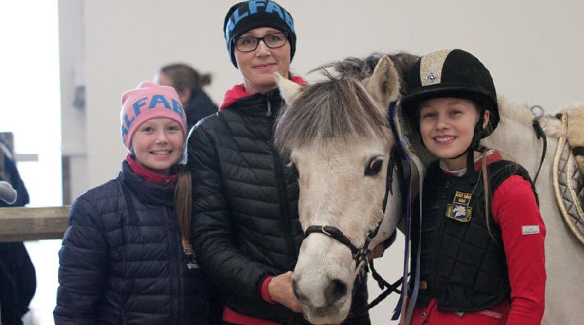 Lillasyster Moa, mamma Malin och ryttaren Meja Wikström flankerar familjens favoritponny Toffee, efter andraplatsen i ponnycupen på Elmia.