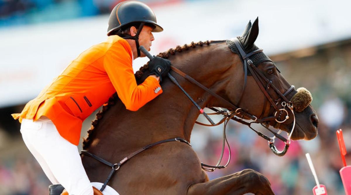 Harrie Smolders rider med hackamore och bett i kombination