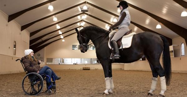 <i>För att få användning för sina ridkunskaper efter olyckan valde hon att utbilda sig till tränare. Foto: Anneli Hildonen</i>