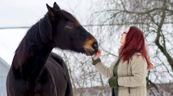 <i>Sofia Wåhlin fann sin kompis Coco via Hästförmedlarna. FOTO: Camilla Nee</i>