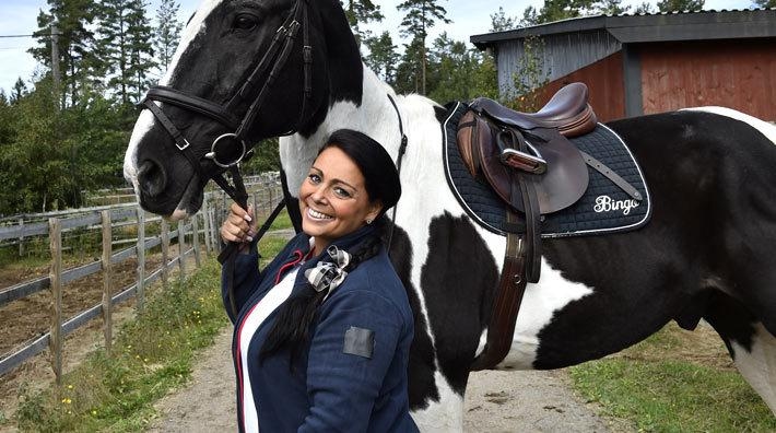 <i>Anna med hästen Bingo, en veteran i Stjärnornas hoppning.</i>