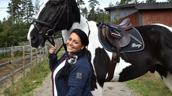 <i>Anna med hästen Bingo, en veteran i Stjärnornas hoppning.</i>