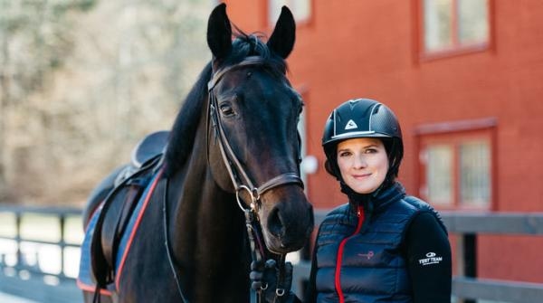 <i>Deckarförfattaren Sofie Sarenbrant, här med favorithästen Primadonna från Äppelvikens ridskola.</i>