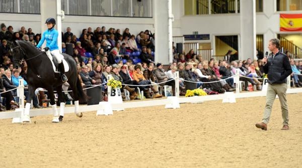 <i>Carl Hester instruerar ett ekipage under en av konventets clinics.</i>