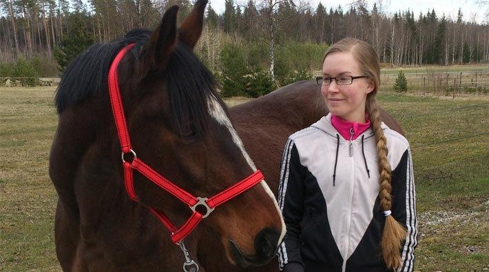 Maria Vallak med sin häst Perdita som är 21 år.