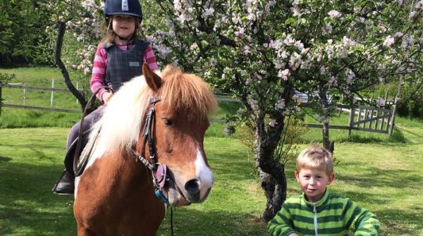 <i>Jeans dotter Nova och Carolines son Lucas är inspirationskällorna bakom den landsomfattande långritten till förmån för Barncancerfonden. I dag är de båda fria från cancern.</i>