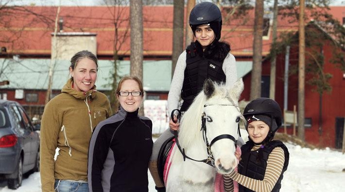 <i>Hästägarna Stina Danielsson och Johanna Andersson tillsammans med Ahlam Maher och Petimat Pachaeva. Zippy är Stina Danielssons ponny.</i>