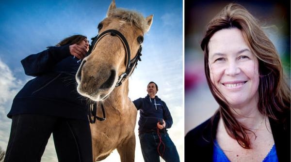 <i>Till vänster mäter Maria Sundin och Magnus Karlsteen EKG och puls på Marias häst Angels Fly High. De testar en sensorprototyp av smarta textilier, som tagits fram genom forskning på Chalmers och Gö...