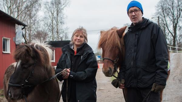 <i>Atti och kollegan Lennart Eriksson tar en kort paus efter uteritten, innan det är dags för gruppen att fika vid stallet.</i>