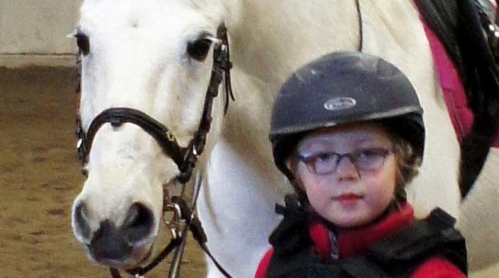 Alma rider på ponnyn Frans, som tidigare ägdes av ridskolan.