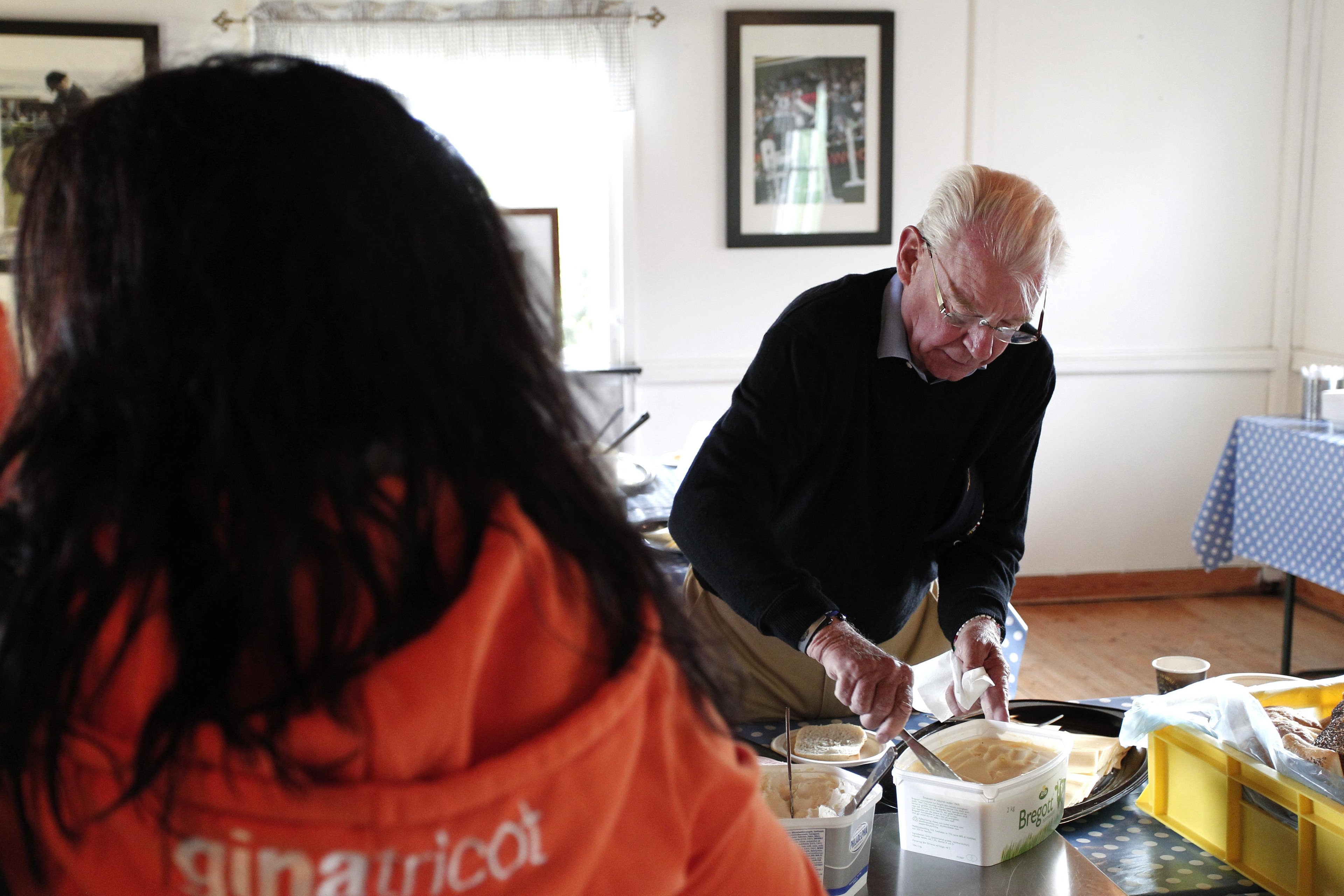 Varje morgon inleds med frukost för funktionärerna. FOTO: Johan Sjögren