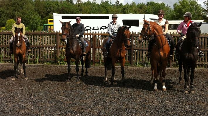 Filippa Clausén skrev ett mejl och sökte jobb hos familjen Whitaker. Nu rider hon med Robert, John, Joanne och Louise varje dag.