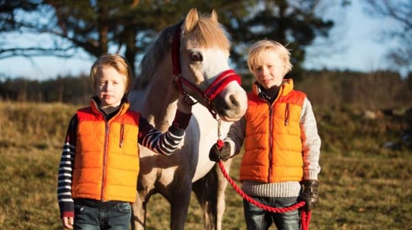 Tvlllingarna Oscar och Victor, Maria Åkerhielms söner, här tillsammans med ponnyn Barbie.