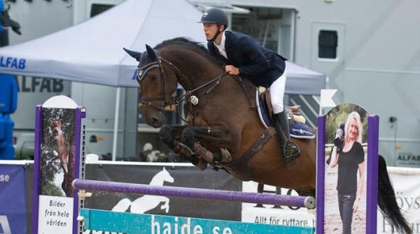 <i>Björn Svensson på en av sina många unghästar. FOTO: Haide Westring/Champion of the Youngsters</i>