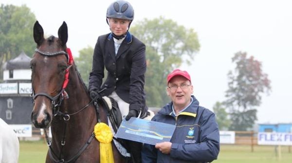 <i>Therese Viklund och Diabolique tar emot bonuspriset i enstjärniga touren, från fälttävlanskommitténs ordförande Tomas Werngren.
ARKIVFOTO: Svenska Ridsportförbundet</i>