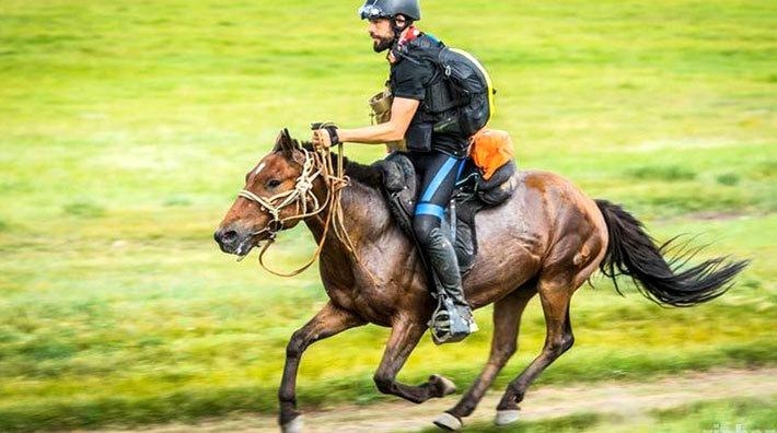 Musse Hasselvall i full galopp på en av ponnyerna.