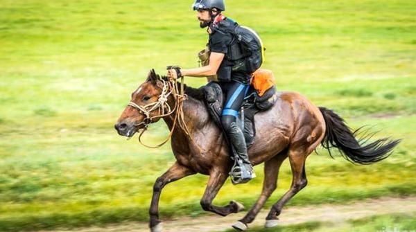 Musse Hasselvall i full galopp på en av ponnyerna.