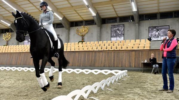 <i>Fabienne Lütkemeier på Fiero, samt hennes mamma och tränare Gina Capelmann. FOTO: Ridehesten.com</i>